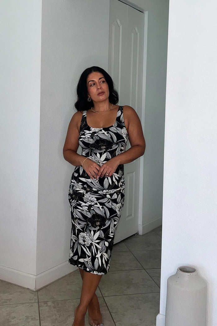 Suki Shaping Dress In Lirios