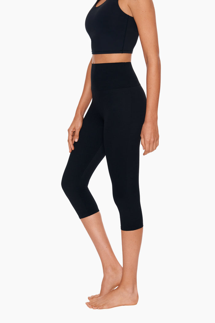 High-Rise Capri Legging in Black