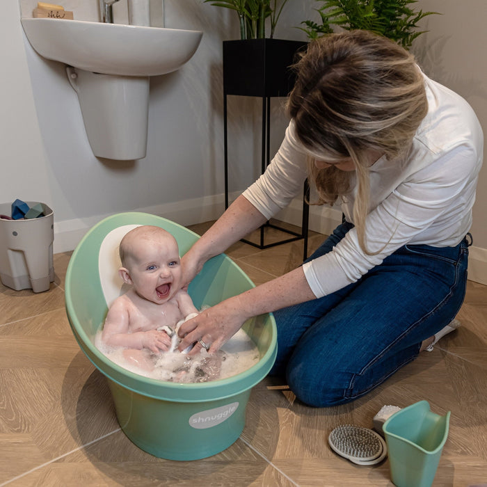 Shnuggle Bath Accessories Bundle - Ellie Scoop, Washy Jug, Boats & Wishy Toy - 4-Piece Set - Babies in Bloom