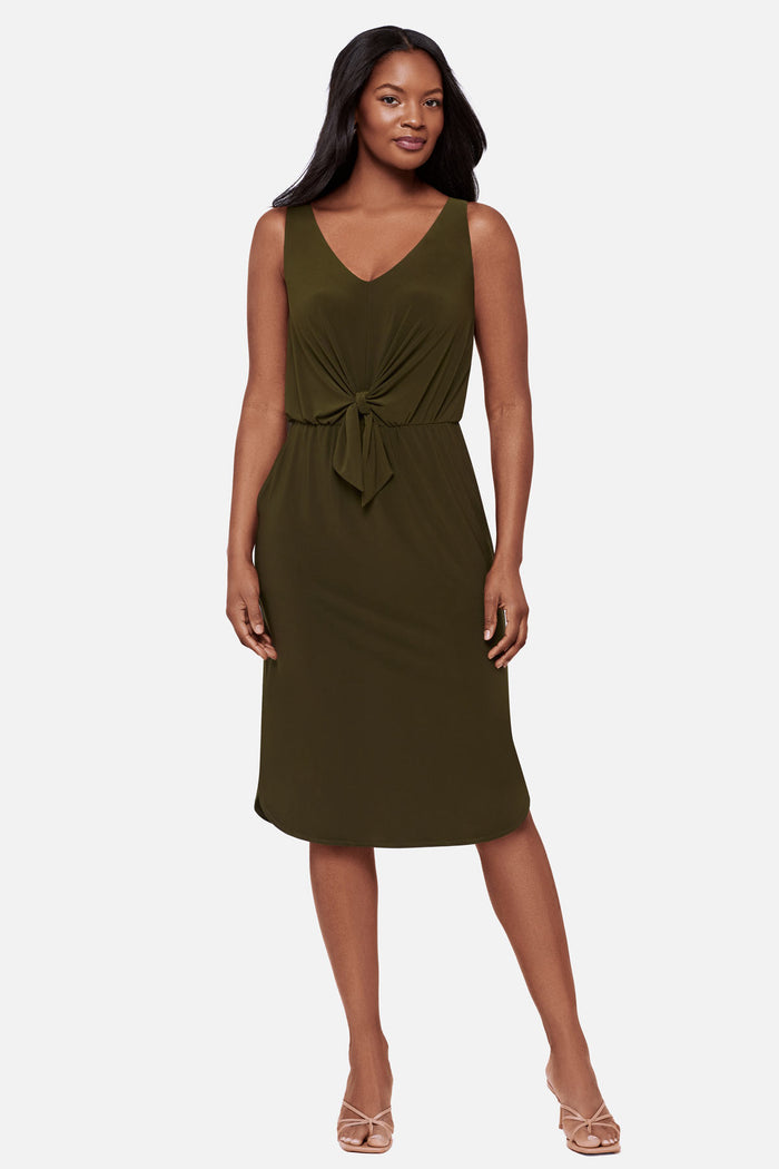 Woman wearing a sleeveless green mid length dress