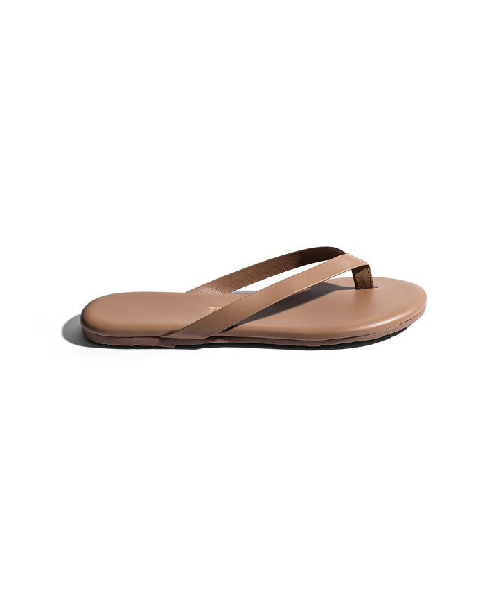 Side view of the TKEES Boyfriend Sandals in beach bum showing the thin thong strap and round toe.