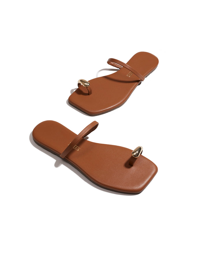 Angled view of both natural TKEES Colette Sandals showing the thong strap and footbed.